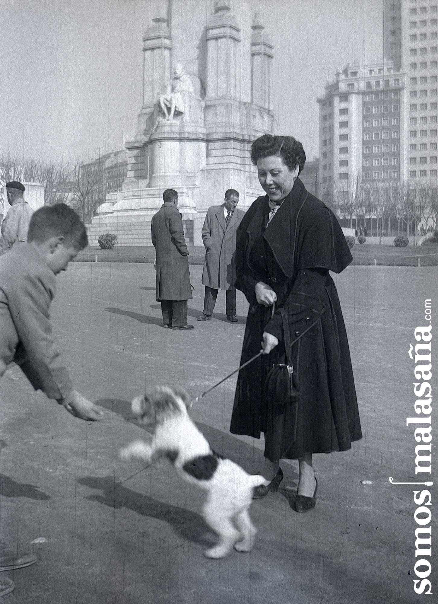 Un niño saluda a un perro en una antigua Plaza de España | TIENES UN TESORO